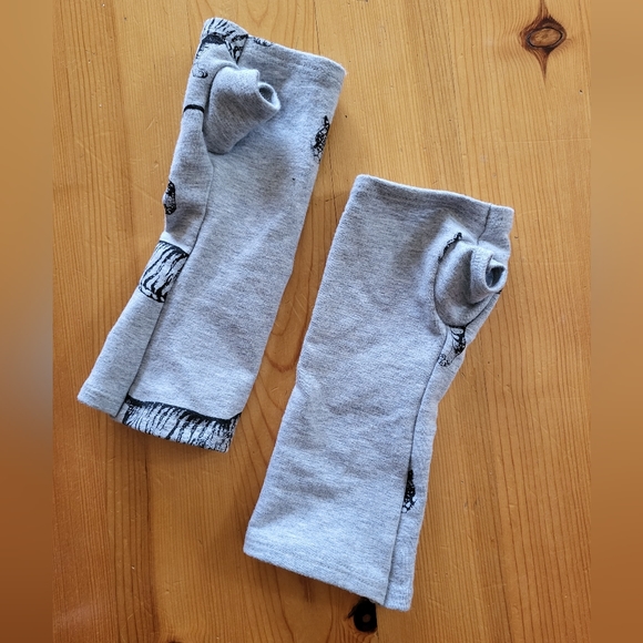 Smoking Lily. Wrist warmers, bamboo/cotton jersey. Tiger & ball print. Grey/gold - Picture 2 of 3